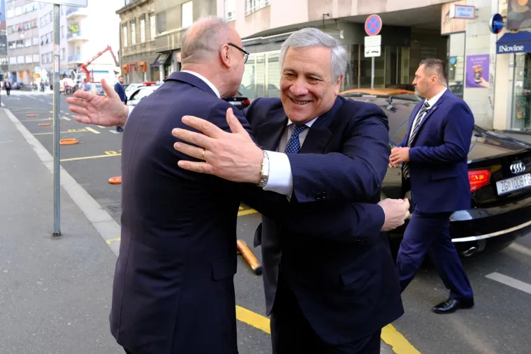 Ono kada svojeg prijatelja ne vidiš duže vrijeme: Pogledajte kako su se izgrlili Grlić Radman i talijanski ministar