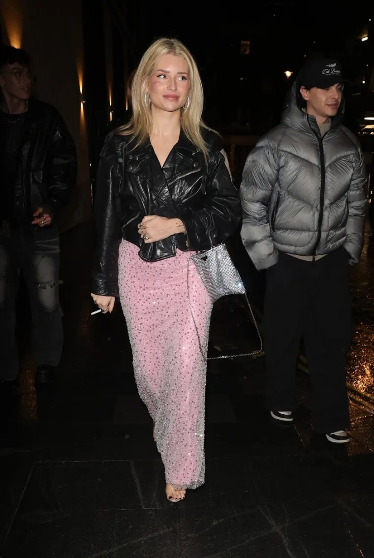 Lottie se ne boji pokazati svoje bujne atribute: Zanosna seka Kate Moss spremno je pokazala svoj slavni, bujni dekolte