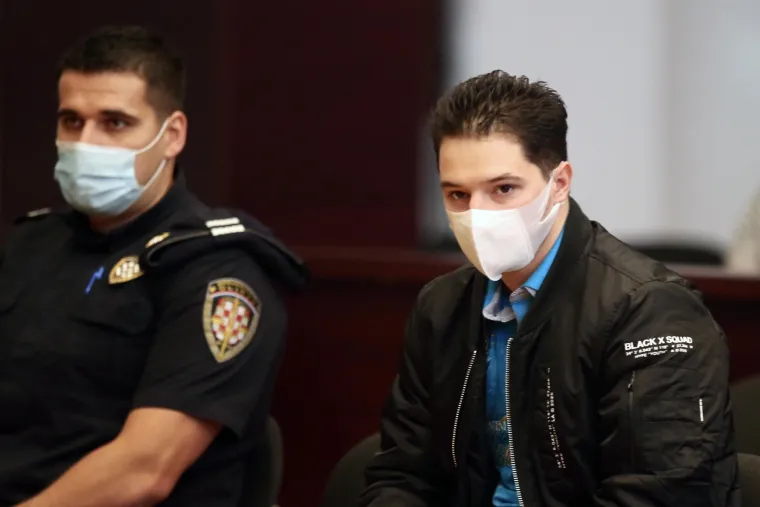Nekad je bio sportski tip, kratke kose, u trenirci ili mornarskoj majici. Sada namješta frizurice i preferira elegantna odijela