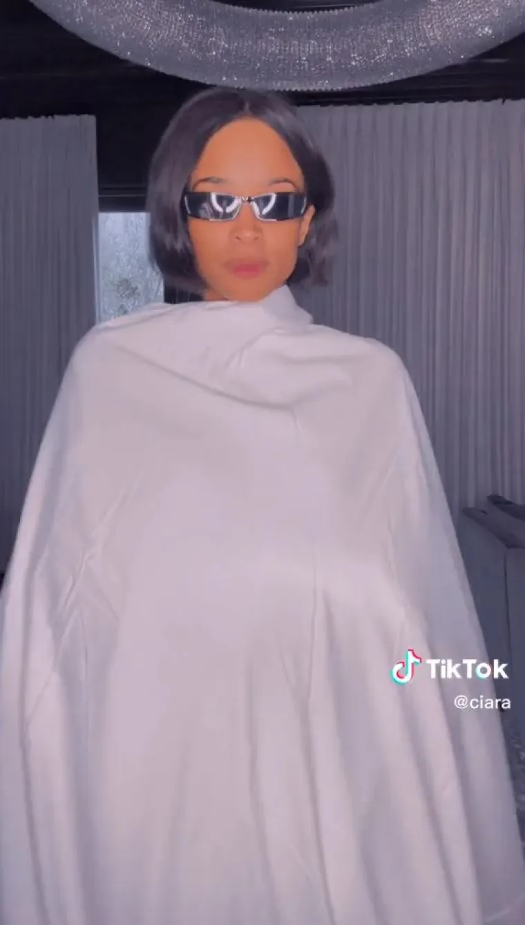 Ciara je podijelila snimku na kojoj hoda poput manekenke prema kameri, a bila je u potpunosti ogrnuta bijelom plahtom. Pjevačica je oči prekrila sunčanim naočalama.