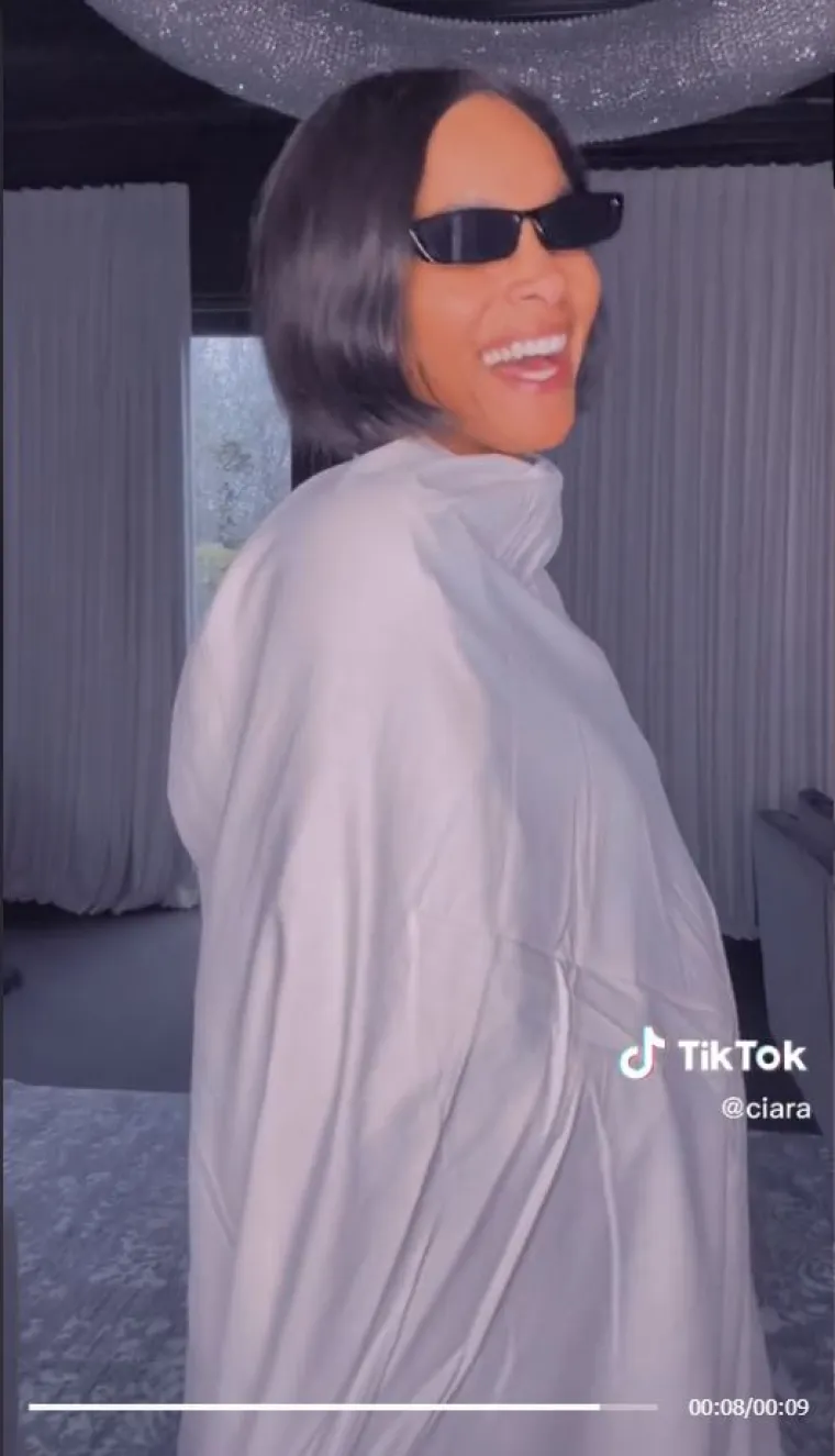 Ciara se na kraju videa nasmijala, a naslovila ga je &quot;Ovako ću se pojaviti na Vanity Fair zabavi sljedeće godine&quot;.