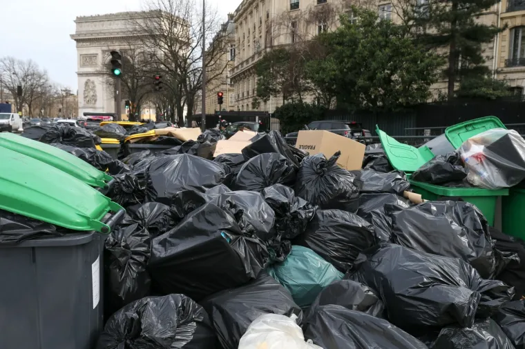Na ulicama jednog od najljep&scaron;ih gradova na svijetu tone smeća na ulicama: Stanovnici grcaju u otpadu, pogledajte ove prizore