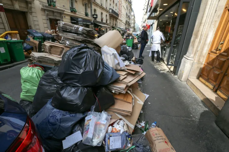 Na ulicama jednog od najljep&scaron;ih gradova na svijetu tone smeća na ulicama: Stanovnici grcaju u otpadu, pogledajte ove prizore