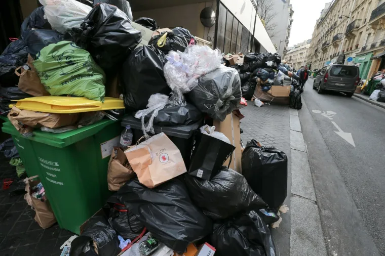 Na ulicama jednog od najljep&scaron;ih gradova na svijetu tone smeća na ulicama: Stanovnici grcaju u otpadu, pogledajte ove prizore