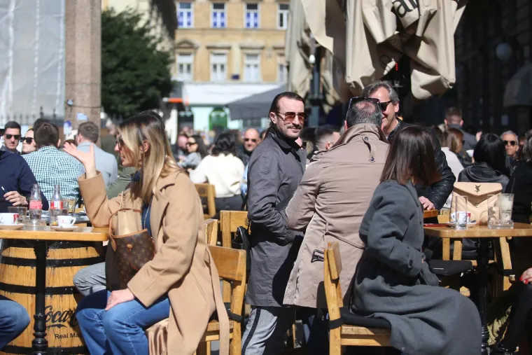 Cure na 'špici' pomislile da ih fotograf snima, ali prava 'meta' bila je poznata zagrebačka faca iza njih