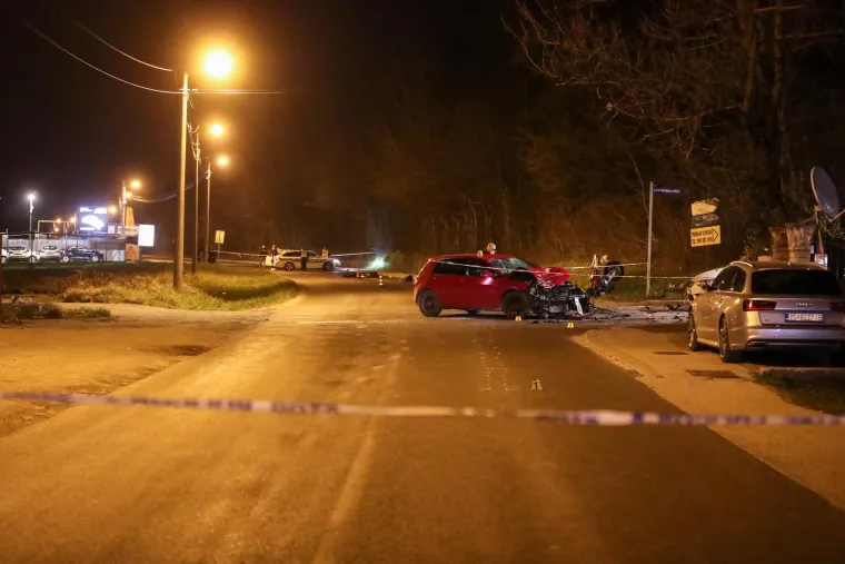 Stravični prizori sudara motocikla i auta: Čovjek je poginuo, a komadi stakla, lima i plastike porazbacani na sve strane