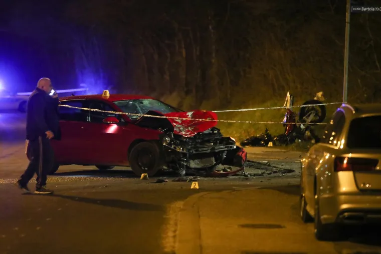 Stravični prizori sudara motocikla i auta: Čovjek je poginuo, a komadi stakla, lima i plastike porazbacani na sve strane