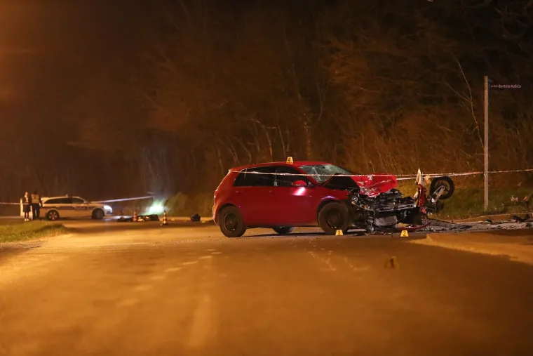 Stravični prizori sudara motocikla i auta: Čovjek je poginuo, a komadi stakla, lima i plastike porazbacani na sve strane