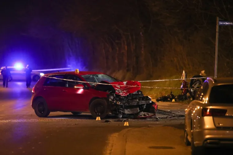 Stravični prizori sudara motocikla i auta: Čovjek je poginuo, a komadi stakla, lima i plastike porazbacani na sve strane