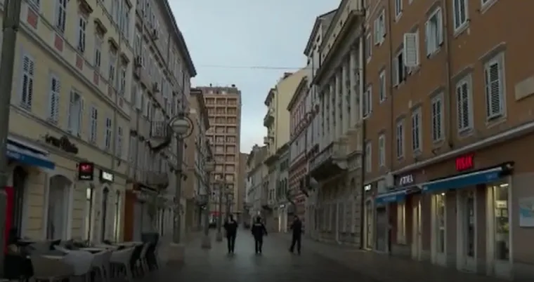 Evo kako je izgledala Rijeka večer i jutro prije započete akcije. Sve kontrolira vojska na krovu, civilna zaštita...