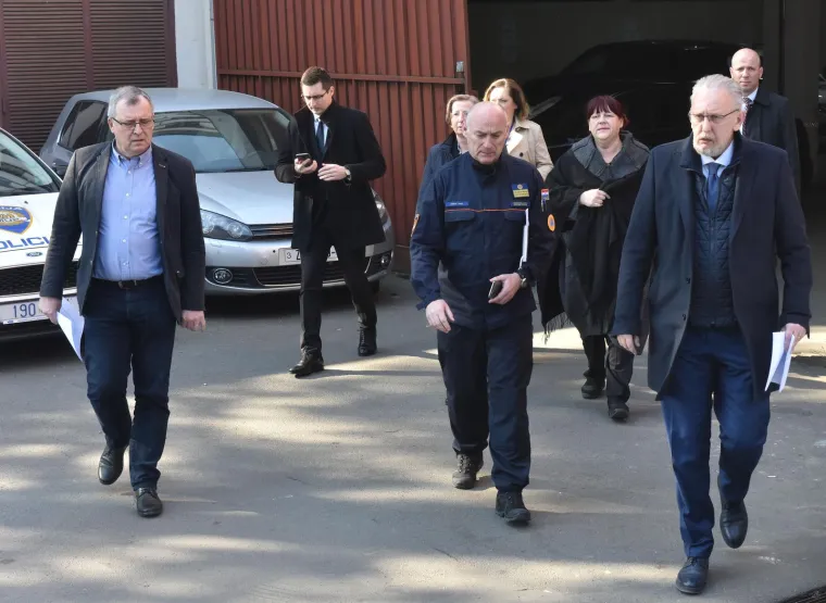 Dan kada je sve stalo! Kafići su bili zatvoreni, stožer održavao pressice, a ljudi stajali u redovima