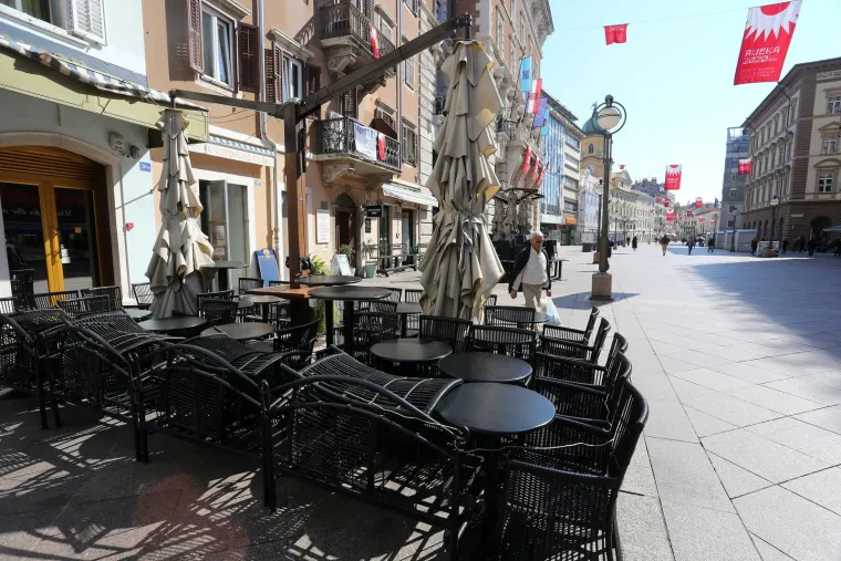 Dan kada je sve stalo! Kafići su bili zatvoreni, stožer održavao pressice, a ljudi stajali u redovima