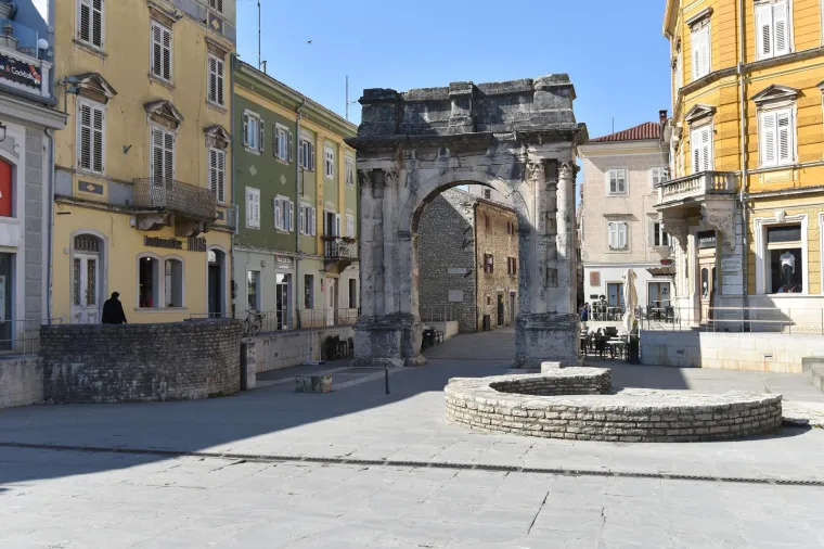 Dan kada je sve stalo! Kafići su bili zatvoreni, stožer održavao pressice, a ljudi stajali u redovima