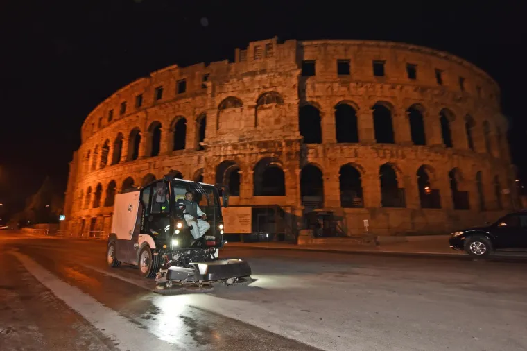 Dan kada je sve stalo! Kafići su bili zatvoreni, stožer održavao pressice, a ljudi stajali u redovima