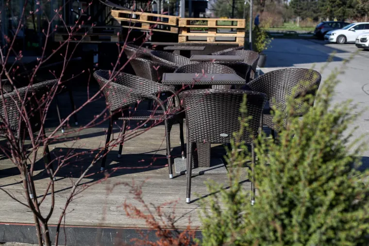 Dan kada je sve stalo! Kafići su bili zatvoreni, stožer održavao pressice, a ljudi stajali u redovima