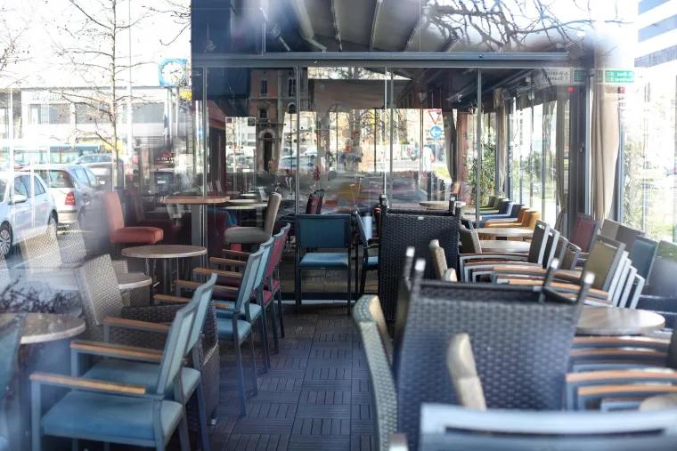 Dan kada je sve stalo! Kafići su bili zatvoreni, stožer održavao pressice, a ljudi stajali u redovima