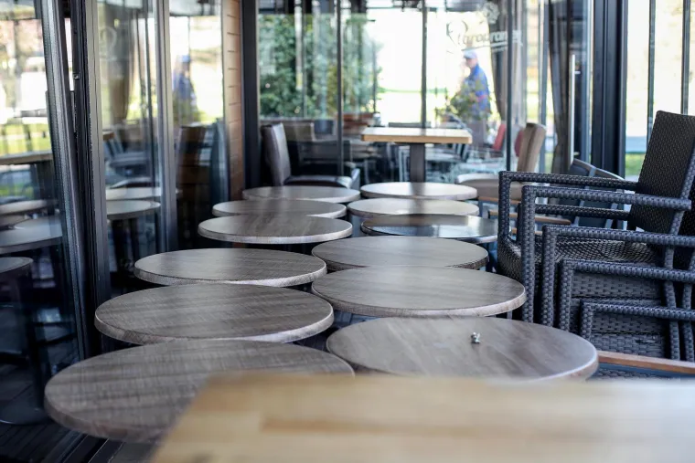 Dan kada je sve stalo! Kafići su bili zatvoreni, stožer održavao pressice, a ljudi stajali u redovima