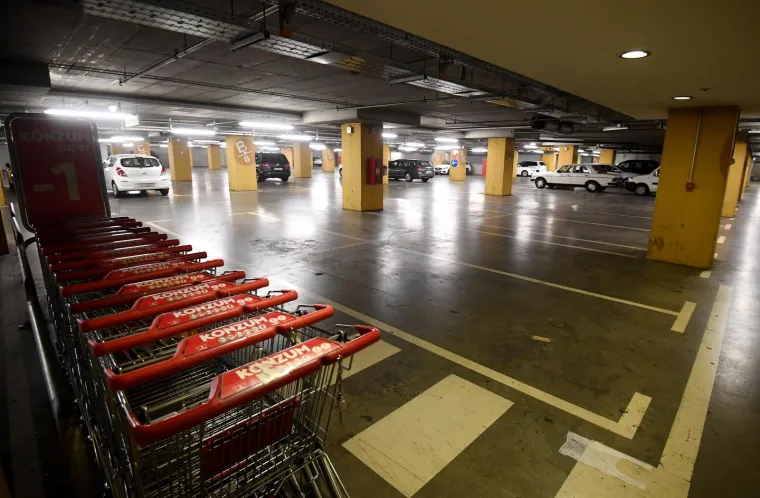 Dan kada je sve stalo! Kafići su bili zatvoreni, stožer održavao pressice, a ljudi stajali u redovima