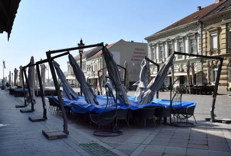 Dan kada je sve stalo! Kafići su bili zatvoreni, stožer održavao pressice, a ljudi stajali u redovima