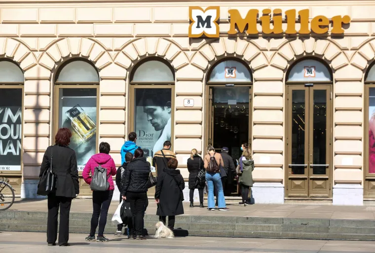 Dan kada je sve stalo! Kafići su bili zatvoreni, stožer održavao pressice, a ljudi stajali u redovima