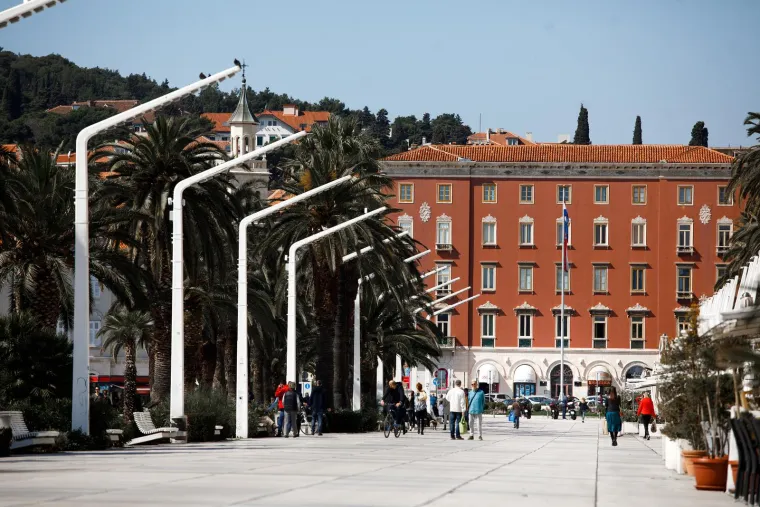 Dan kada je sve stalo! Kafići su bili zatvoreni, stožer održavao pressice, a ljudi stajali u redovima