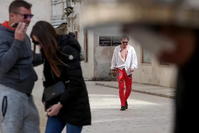 Ključanin je nekoliko mjeseci živio u Beču, Parizu i Milanu. 