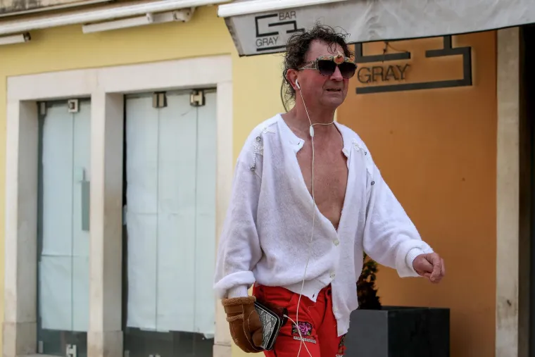 &quot;Ondje ljudi nisu slobodni jer im policajci središtem grada paradiraju na konjima&quot;, sablaznio se Dalmatinac.