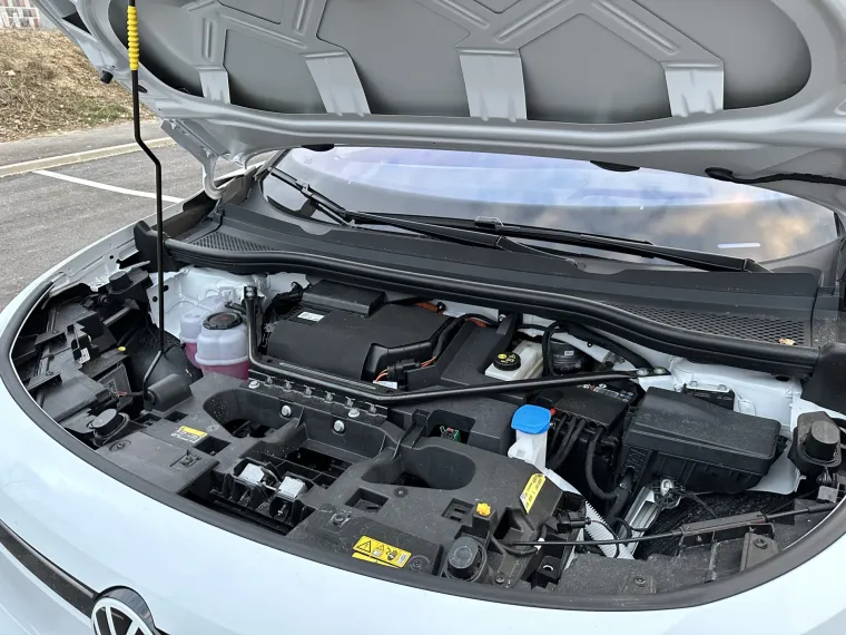 Ispod poklopca motora nema dodatnog prtljažnika, što je inače česta stvar kod električnih automobila