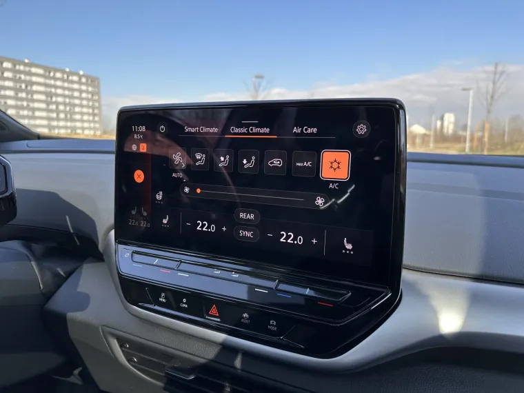 Klima je &quot;sakrivena&quot; u glavnom ekranu (iako postoje prečaci), ali nudi razne opcije grijanja i hlađenja kao rijetko koji automobil