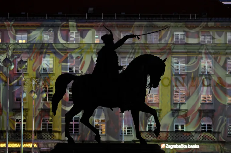 Trg bana J. Jelačića: Ovim se umjetničkim djelom i njegovim živopisnim prikazom prirode i procvala cvijeća slavi dolazak proljeća, pobuđujući u promatraču želju za rastom i novim početkom.Upotrebom jarkih boja i razrađenih detalja ovo djelo vje&scaron;to prikazuje jedinstvenost ovog godi&scaron;njeg doba. Autor: MP-STUDIO / Festival of Lights International