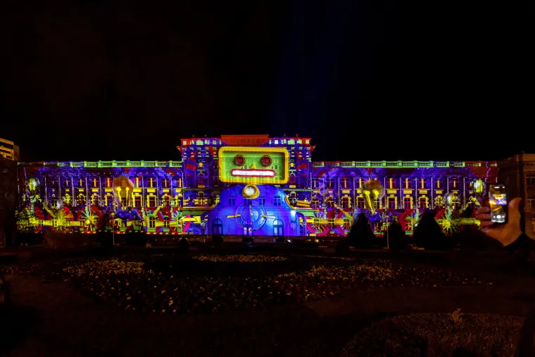 Muzej Mimara - spektakularnom animacijom pričaju priču o industrijskim revolucijama. Na putovanje se kreće od kamenog doba i izrade metala, preko pojave parnog stroja i  elektronike. U zavr&scaron;nici animacije dolazi se do umjetne inteligencije, robotike i astronauta koji svira gitaru. Posjetitelji su redovito odu&scaron;evljeni animacijom koja traje nekoliko minuta i projecija se na pročelje muzeja Mimara. Autor: MP-STUDIO / Festival of Lights International.