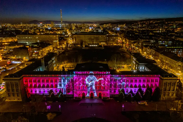 Muzej Mimara - spektakularnom animacijom pričaju priču o industrijskim revolucijama. Na putovanje se kreće od kamenog doba i izrade metala, preko pojave parnog stroja i  elektronike. U zavr&scaron;nici animacije dolazi se do umjetne inteligencije, robotike i astronauta koji svira gitaru. Posjetitelji su redovito odu&scaron;evljeni animacijom koja traje nekoliko minuta i projecija se na pročelje muzeja Mimara. Autor: MP-STUDIO / Festival of Lights International.
