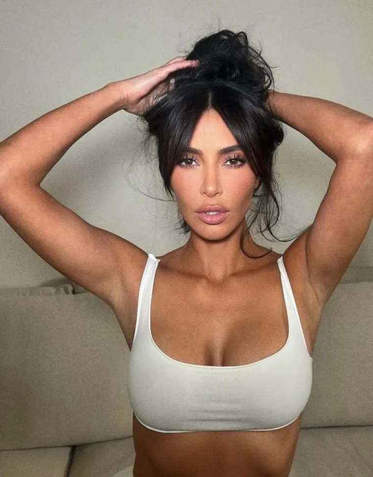 No, odlučila se ne na&scaron;minkati za ovu prigodu, dajući fanovima uvid u njenu besprijekornu prirodnu kožu i pjegice. 