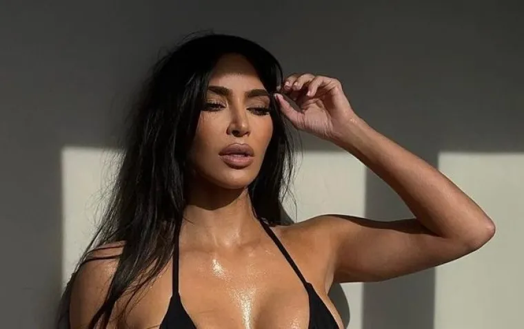 Kim Kardashian raspametila je svoje obožavatelje izdanjem u bikiniju, a ogromni prsten pokrenuo je glasine: "Postoji li novi mu&scaron;karac u životu Kim K.?"...