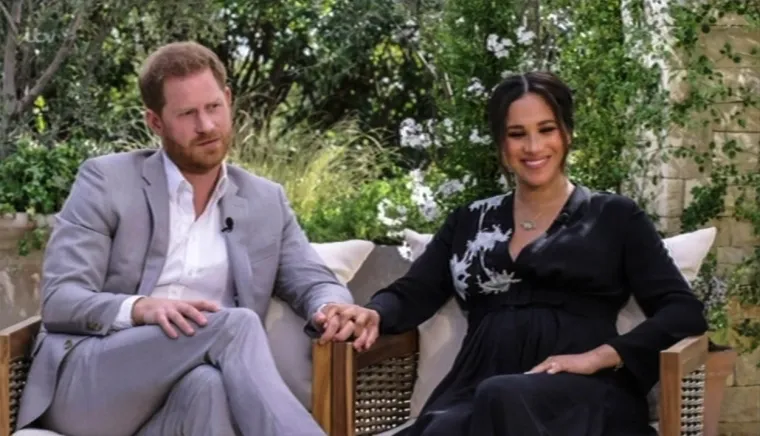 &quot;Poznato je da su Harry i Meghan dobili pozivnicu za krunidbu&quot;, rekla je Gayle, koja je također bila jedna od gostiju na Meghaninom rođenju djeteta 2019. godine. &quot;Misliš li da bi trebali ići? Misliš li da ne bi trebali ići? Želiš li to komentirati?&quot;, upitala je Gayle Oprah Winfrey.