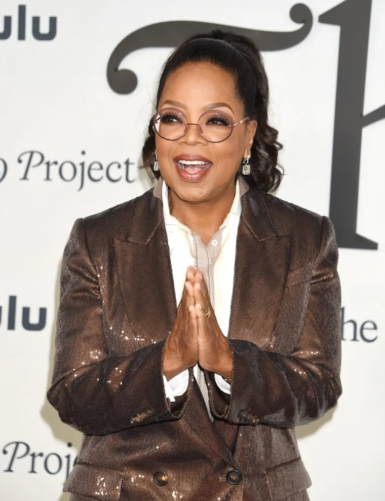 Oprah (69) je podržala odluku Meghan i princa Harryja da se povuku, rekavši za TMZ nedugo nakon njihove objave: &quot;Podržavam ih 1000 posto. Znate zašto ih podržavam? Podržavam ih jer vjerujem, kad već dugo razmišljate o ovome kao što jesu, ovo se događa mjesecima, ove rasprave traju mjesecima- Harry je i sam kazao da mu je trebalo vremena da donese tu odluku i odustane od svega što je znao cijeli život.&quot;