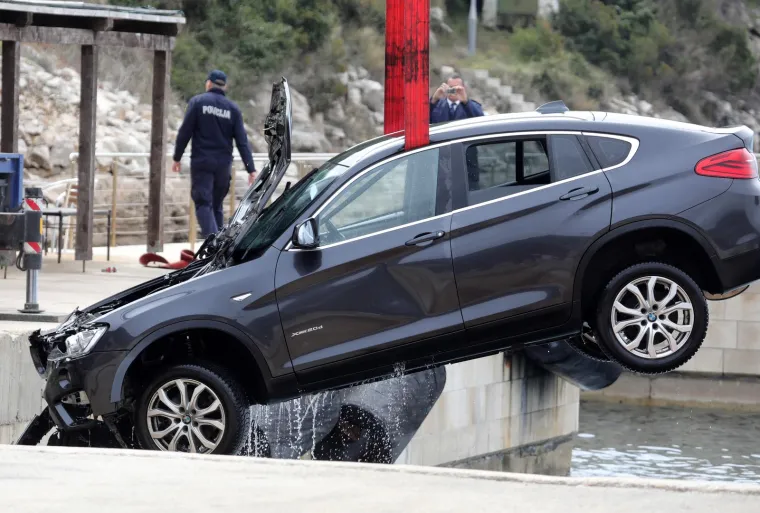 Iz mora izvučen BMW nakon tragedije u trajektnoj luci Prapratno