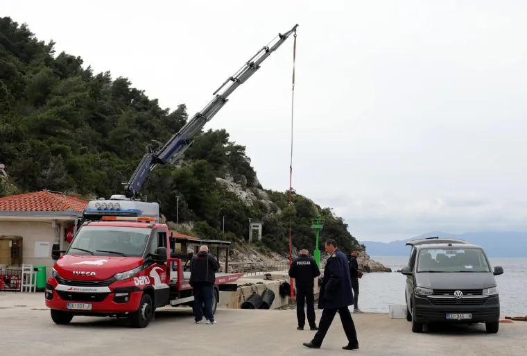 Iz mora izvučen BMW nakon tragedije u trajektnoj luci Prapratno