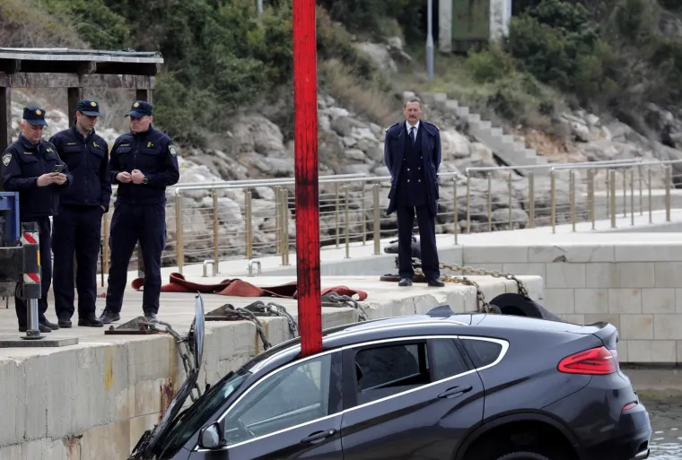 Iz mora izvučen BMW nakon tragedije u trajektnoj luci Prapratno