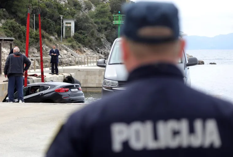 Iz mora izvučen BMW nakon tragedije u trajektnoj luci Prapratno