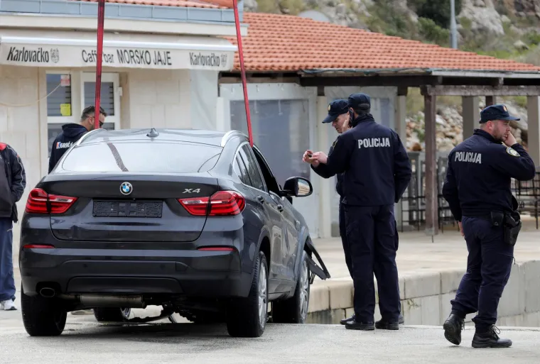Iz mora izvučen BMW nakon tragedije u trajektnoj luci Prapratno