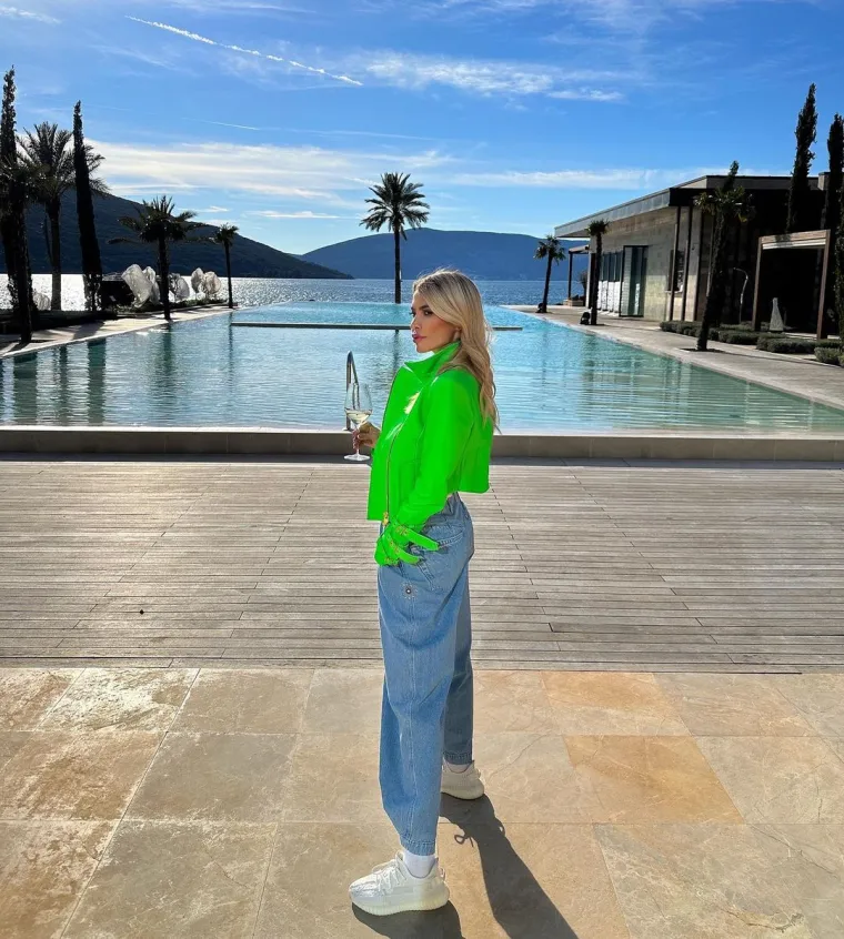 "Uopće se nije bahatila, kao &scaron;to to čine mnogi kada dođu u predsjednički apartman. Svaki dan je trenirala, a po kompleksu je &scaron;etala u trenirci, majici s kapuljačom i bez grama &scaron;minke. Najvi&scaron;e ju je fascinirala kupaonica. Uživala je u toplim kupkama i pogledu na more koji oduzima dah. I&scaron;la je i u spa, koji je jedan od najboljih u Europi. Ima nekoliko sauna, sjajnu sobu, tursku kupaonicu i jacuzzi s brojnim masažerima", dodao je izvor.