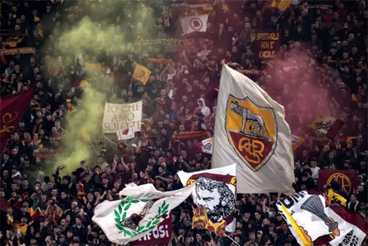 Ludi rimski derbi: Bakljade, sukob navijača i tvrdi talijanski nogomet kroz oko kamere