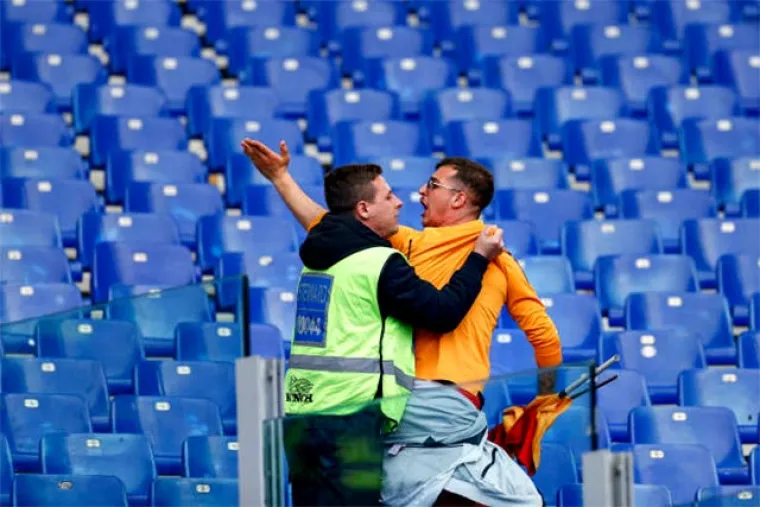 Ludi rimski derbi: Bakljade, sukob navijača i tvrdi talijanski nogomet kroz oko kamere