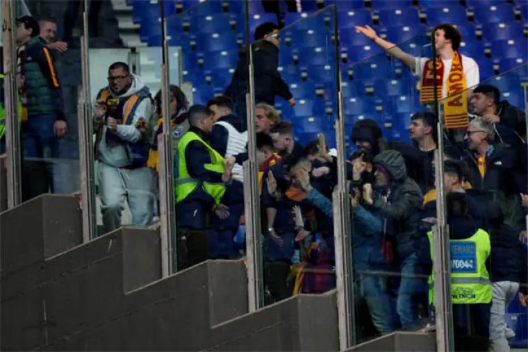 Ludi rimski derbi: Bakljade, sukob navijača i tvrdi talijanski nogomet kroz oko kamere