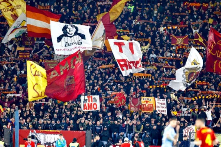 Ludi rimski derbi: Bakljade, sukob navijača i tvrdi talijanski nogomet kroz oko kamere