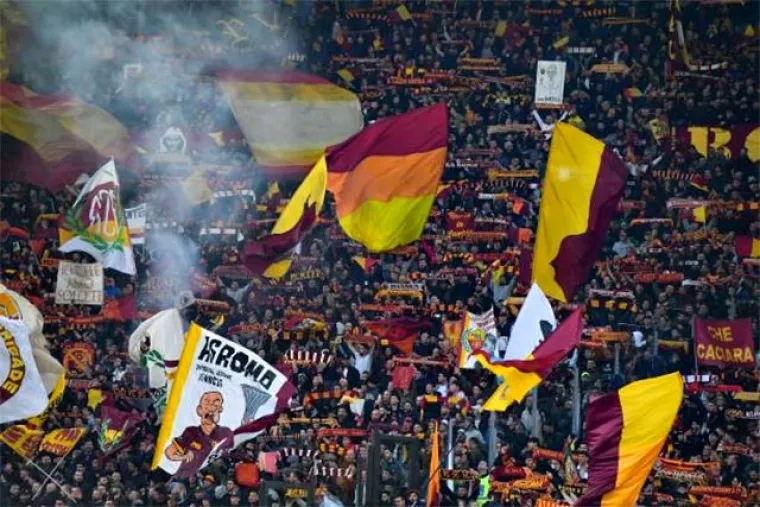 Ludi rimski derbi: Bakljade, sukob navijača i tvrdi talijanski nogomet kroz oko kamere