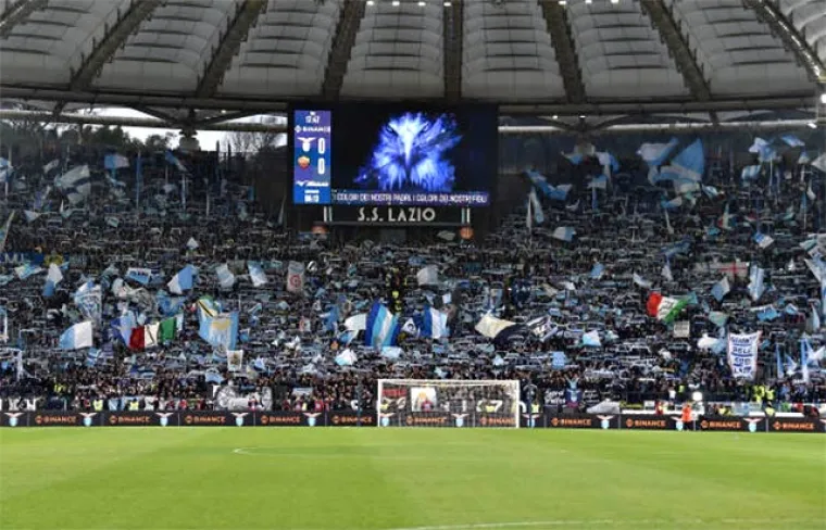 Ludi rimski derbi: Bakljade, sukob navijača i tvrdi talijanski nogomet kroz oko kamere