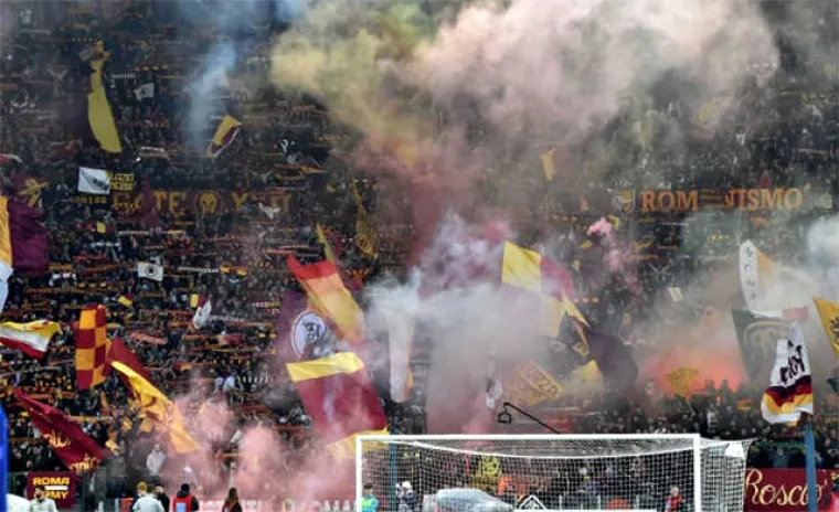 Ludi rimski derbi: Bakljade, sukob navijača i tvrdi talijanski nogomet kroz oko kamere