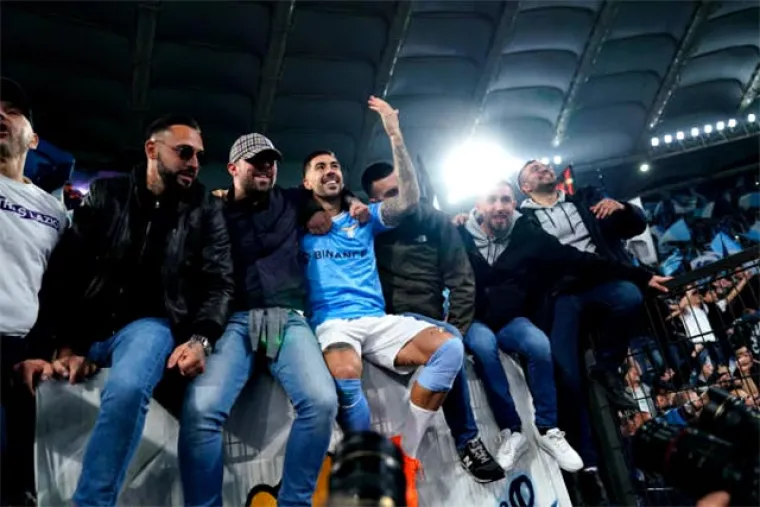 Ludi rimski derbi: Bakljade, sukob navijača i tvrdi talijanski nogomet kroz oko kamere